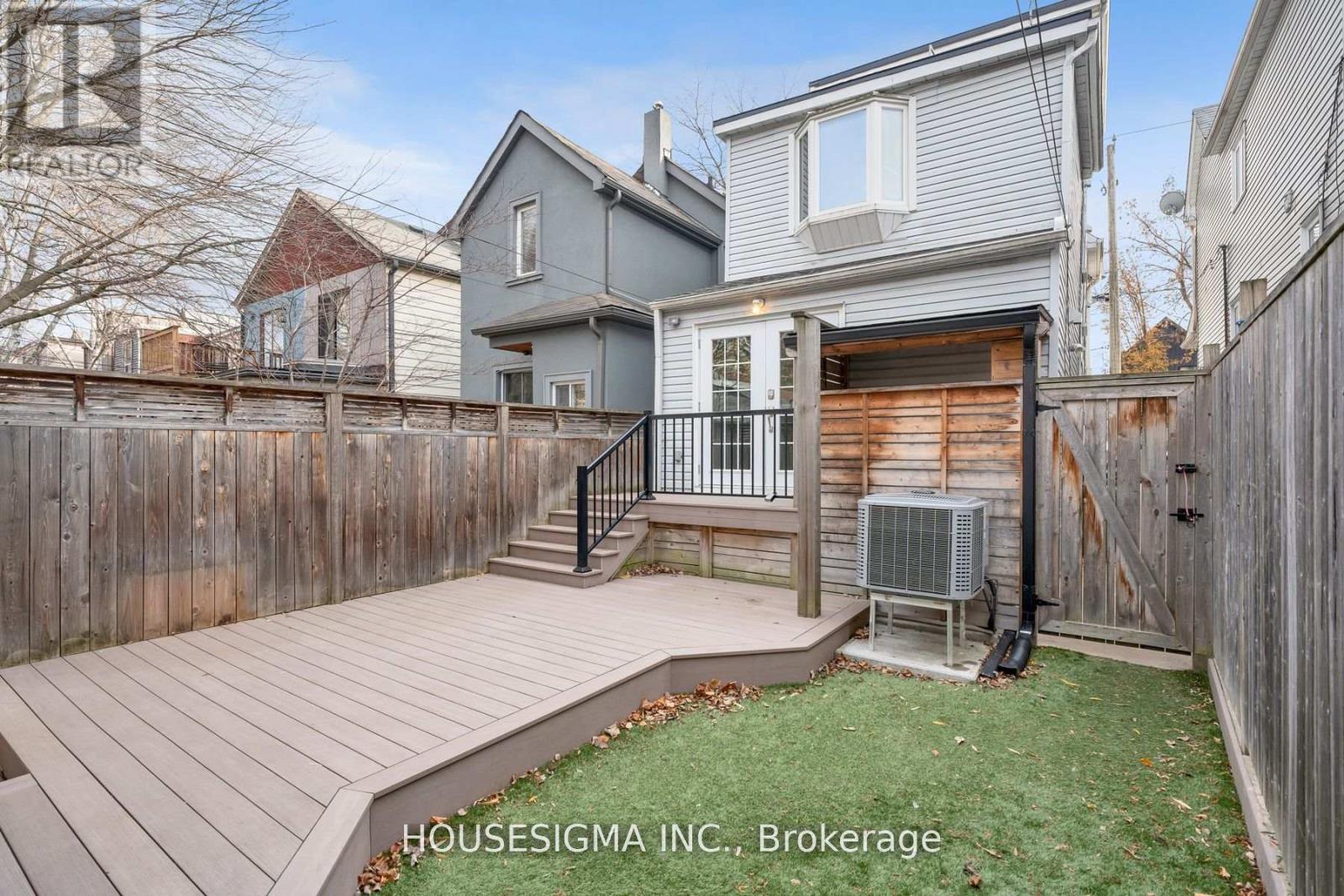 Upper - 334 Riverdale Avenue, Toronto, Ontario  M4J 1A2 - Photo 23 - E12559258