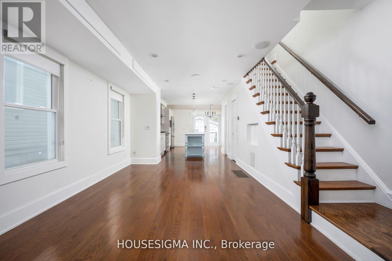 Upper - 334 Riverdale Avenue, Toronto, Ontario  M4J 1A2 - Photo 3 - E12559258