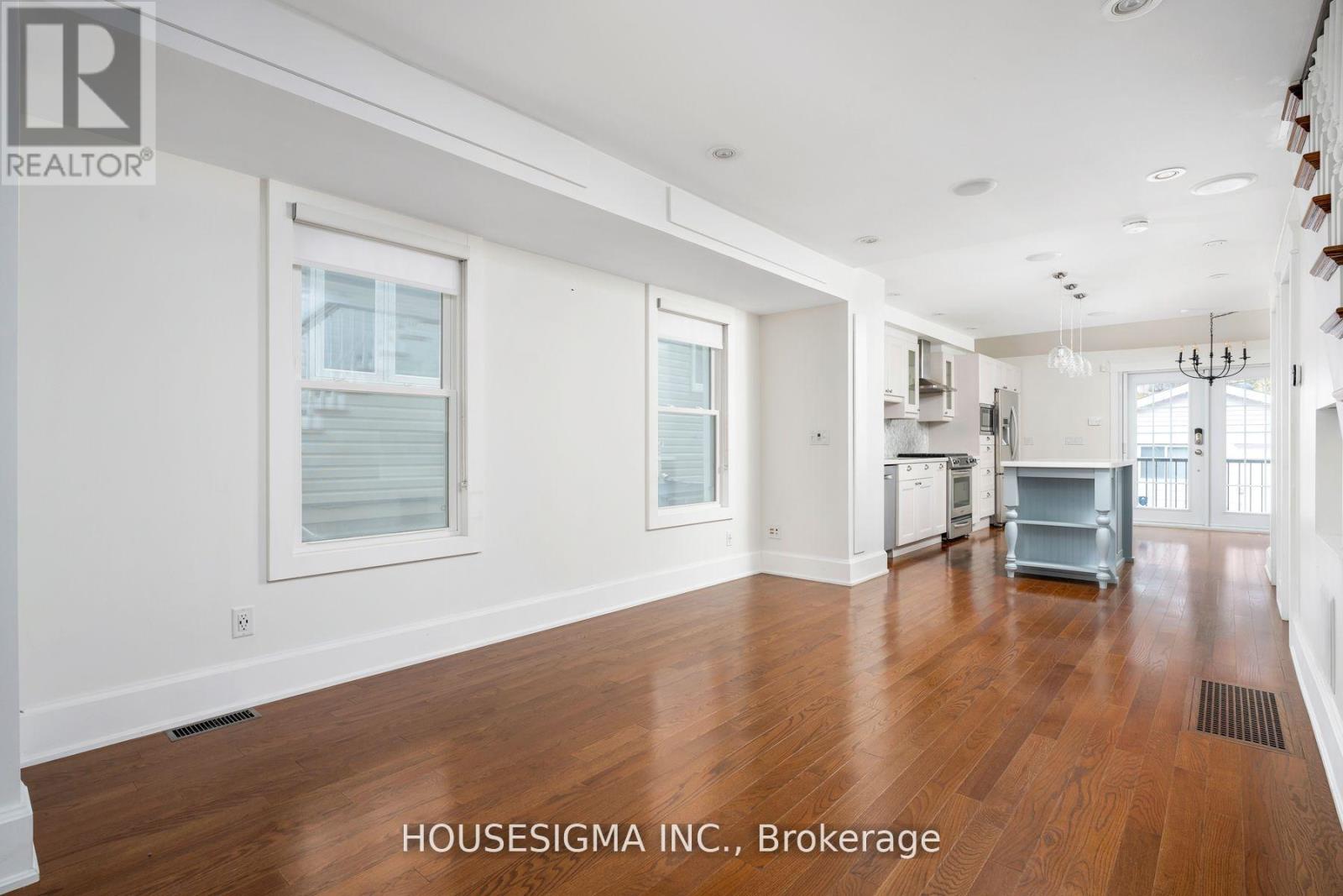 Upper - 334 Riverdale Avenue, Toronto, Ontario  M4J 1A2 - Photo 5 - E12559258