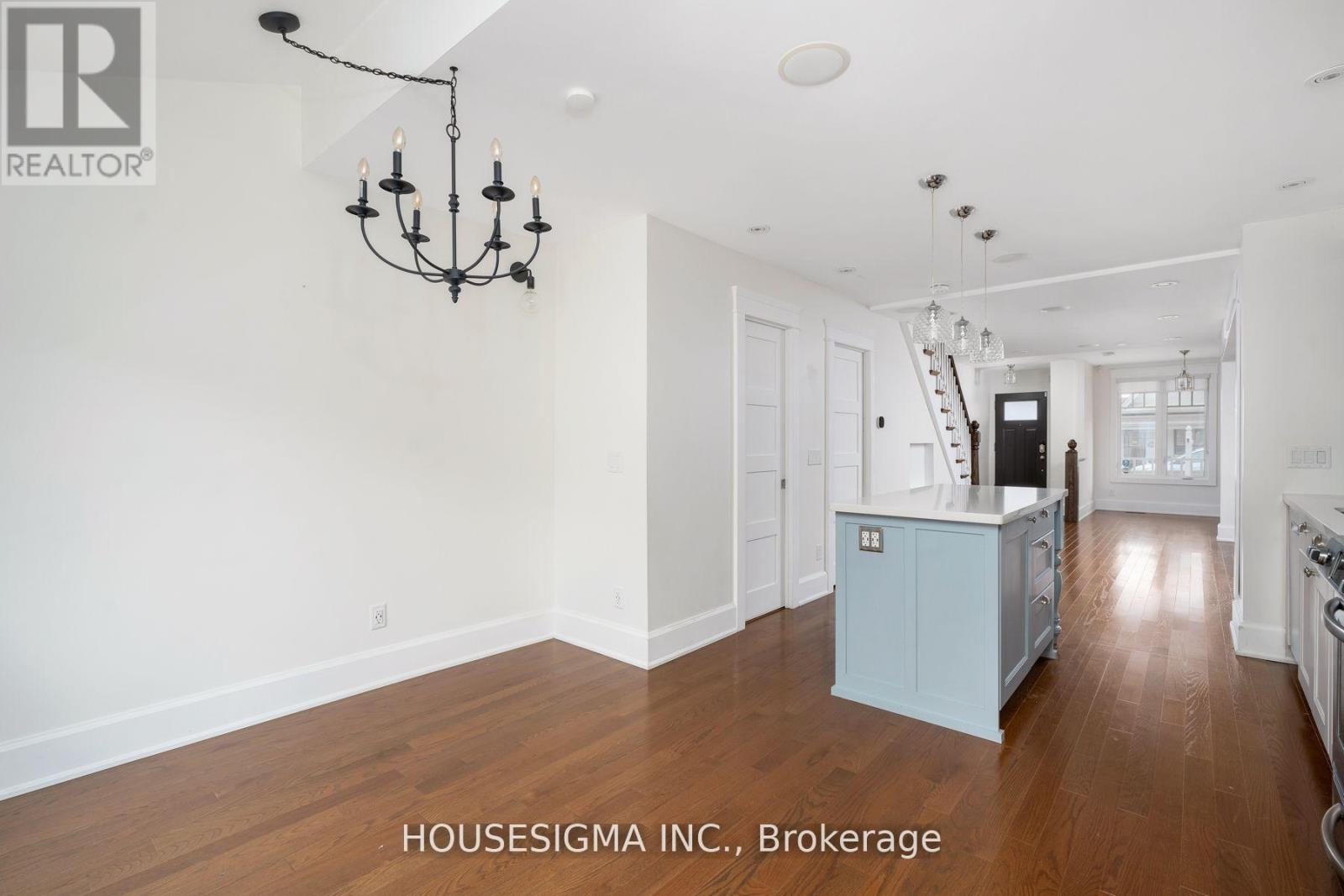 Upper - 334 Riverdale Avenue, Toronto, Ontario  M4J 1A2 - Photo 8 - E12559258