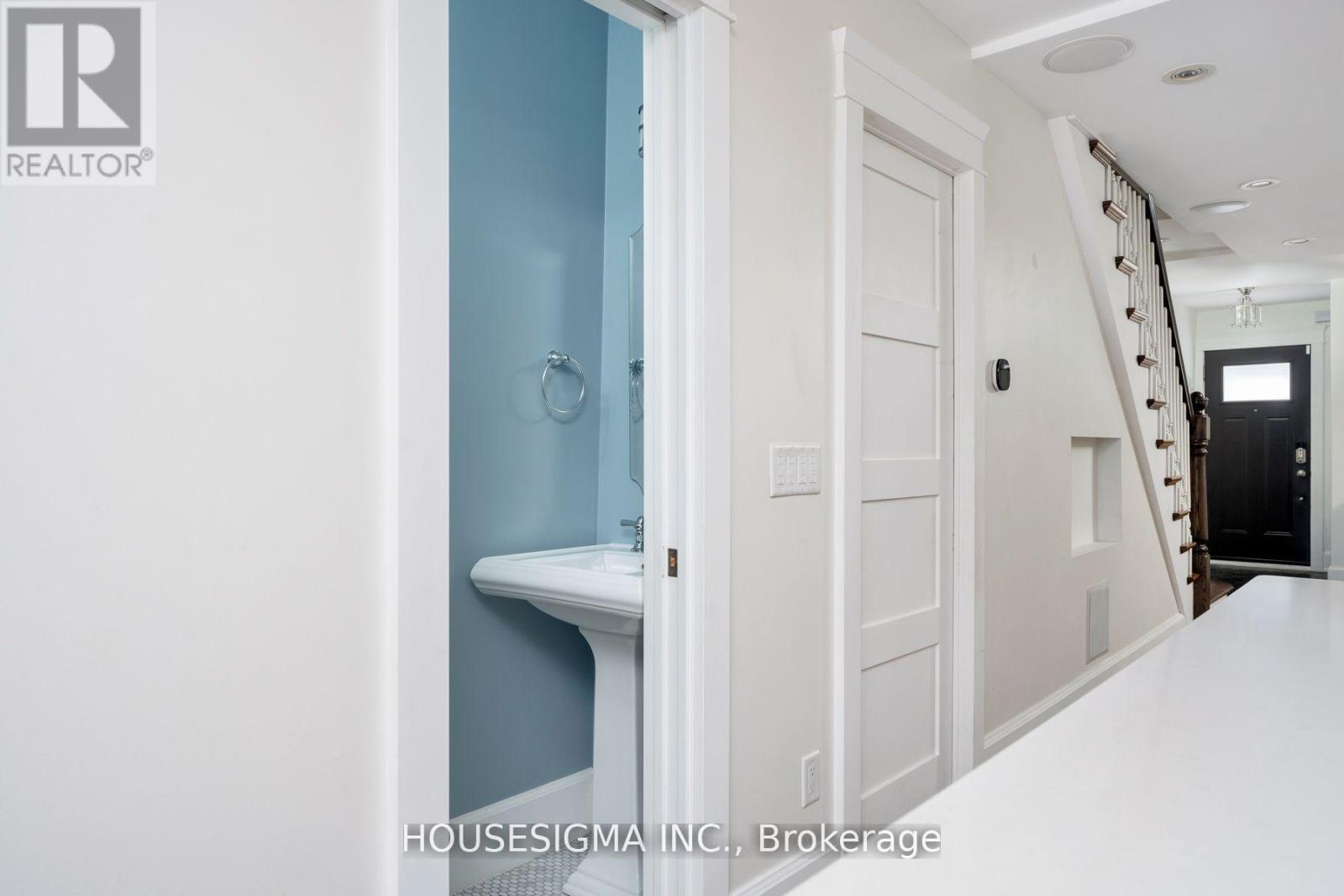 Upper - 334 Riverdale Avenue, Toronto, Ontario  M4J 1A2 - Photo 9 - E12559258