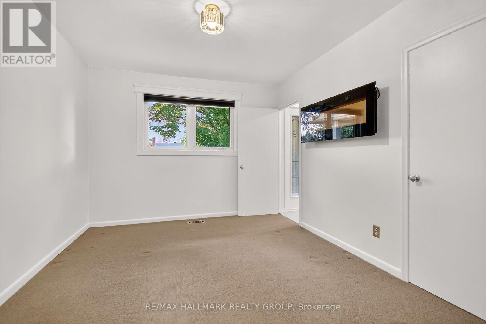 2042 Tilson Street, Ottawa, Ontario K1G 2M7 - Photo 11 - X12534754