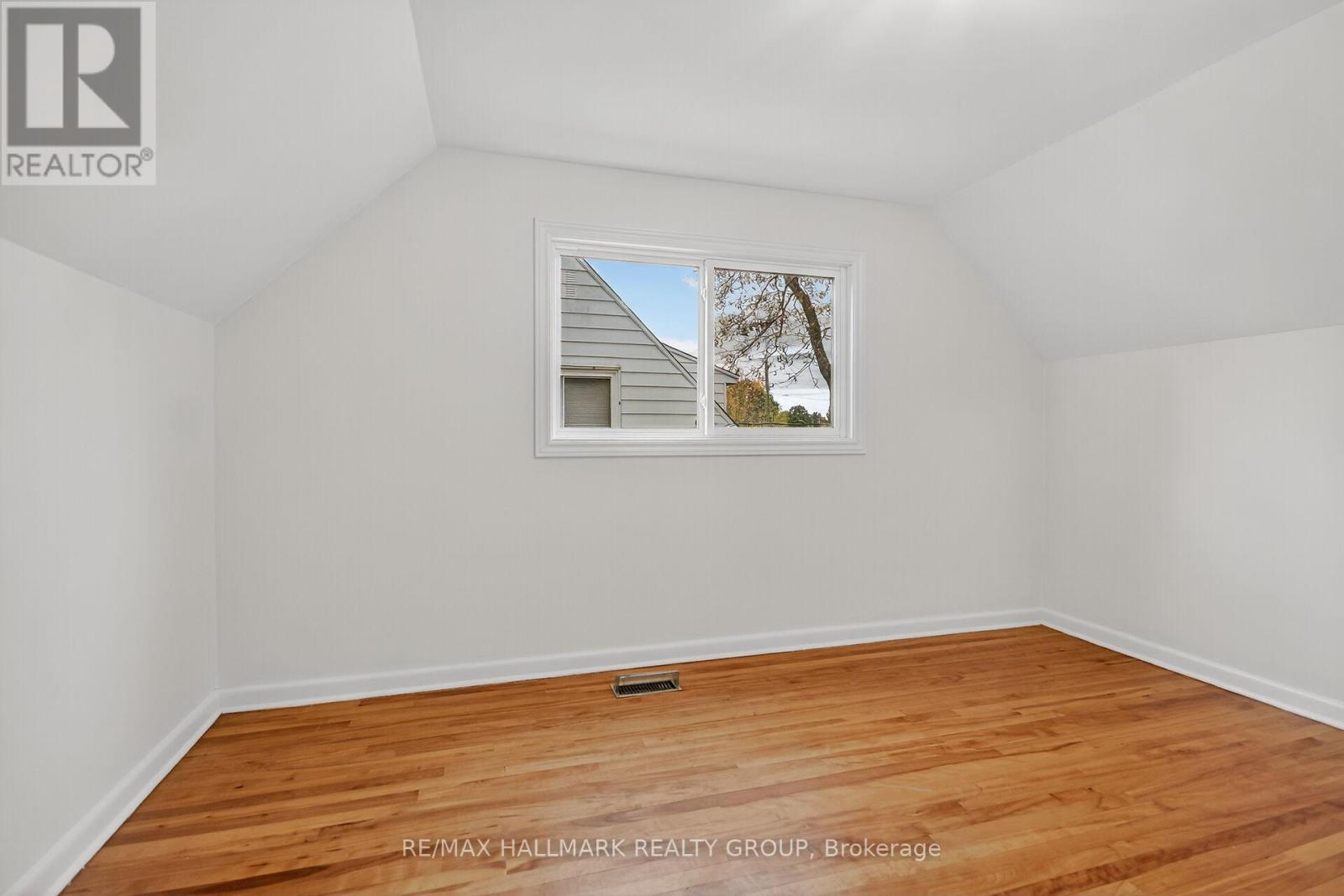2042 Tilson Street, Ottawa, Ontario K1G 2M7 - Photo 20 - X12534754