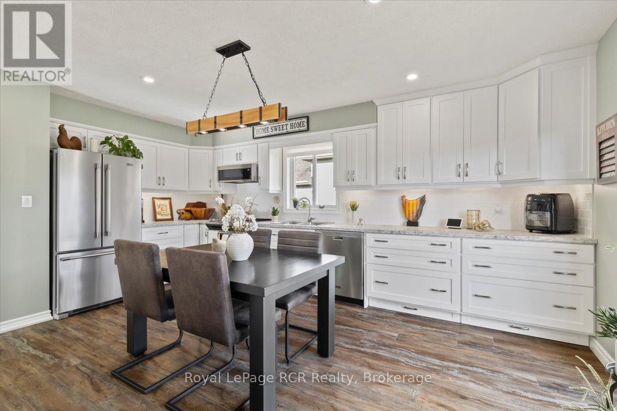 219 16th Avenue Crescent, Hanover, Ontario  N4N 3V3 - Photo 8 - X12559394