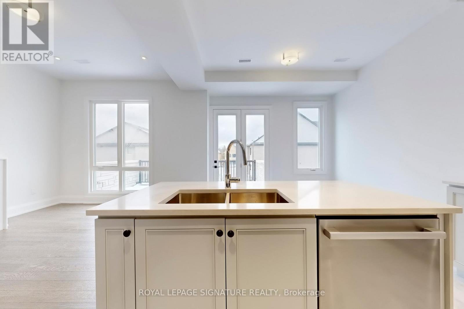 412 York Downs Boulevard, Markham, Ontario  L6C 3R4 - Photo 9 - N12396590