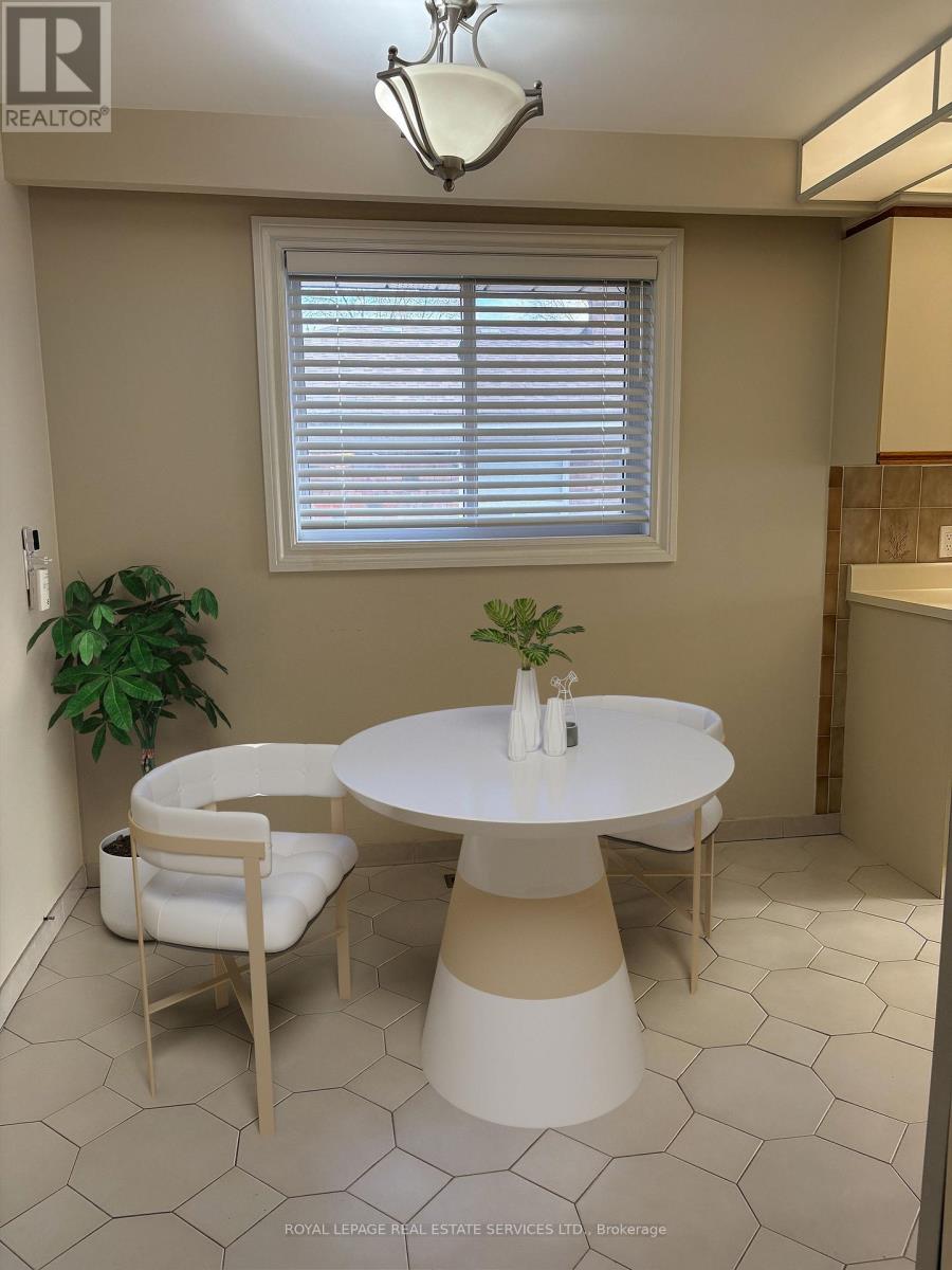 1189 Alexandra Avenue, Mississauga, Ontario  L5E 2A4 - Photo 9 - W12559266