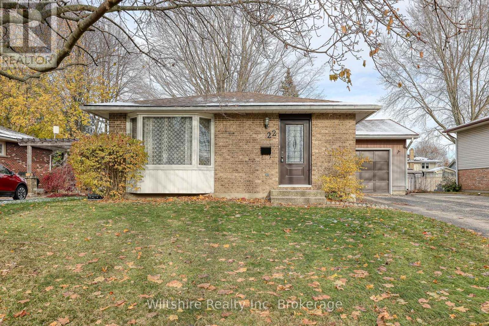 22 Centennial Avenue, Tillsonburg, Ontario  N4G 4R6 - Photo 2 - X12559404