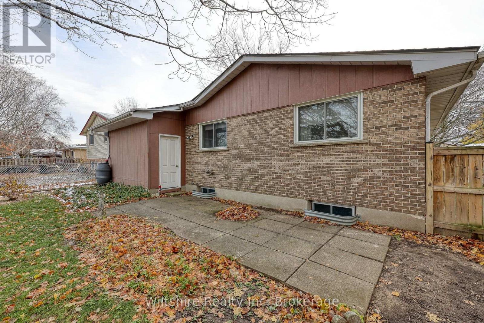 22 Centennial Avenue, Tillsonburg, Ontario  N4G 4R6 - Photo 8 - X12559404