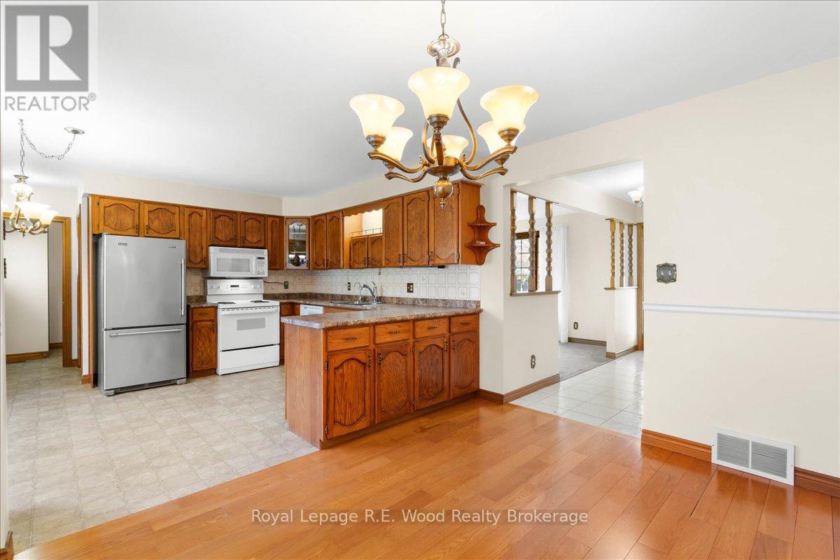 4 Christopher Court, Tillsonburg, Ontario  N4G 4W5 - Photo 8 - X12559508