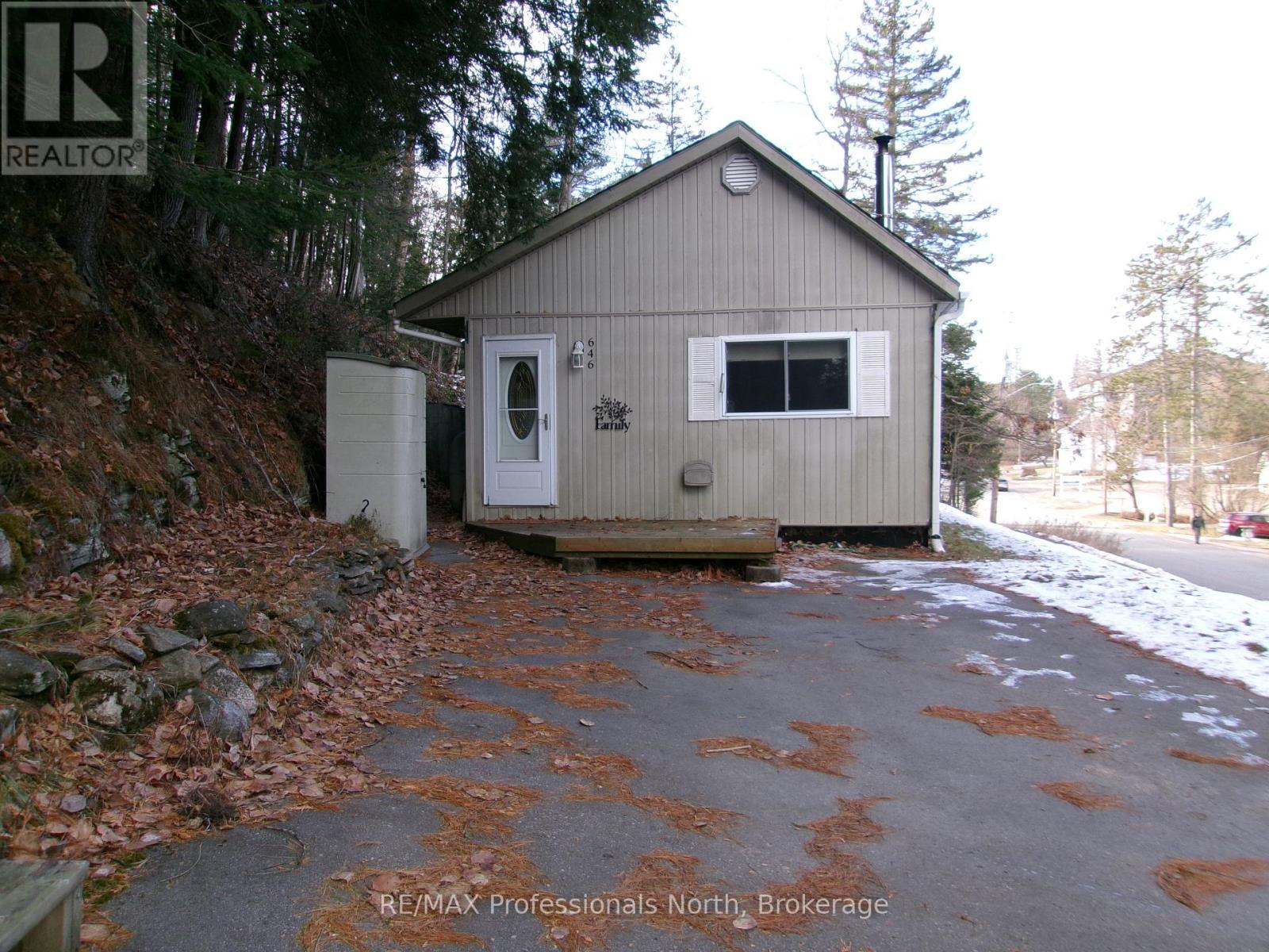 646 Mountain Street, Dysart Et Al, Ontario  K0M 1S0 - Photo 2 - X12555136