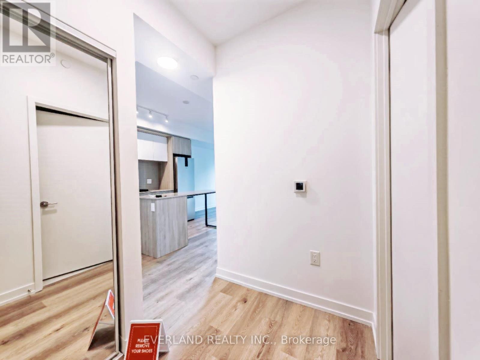 1109 - 395 Square One Drive, Mississauga, Ontario  L5B 0P6 - Photo 8 - W12557146