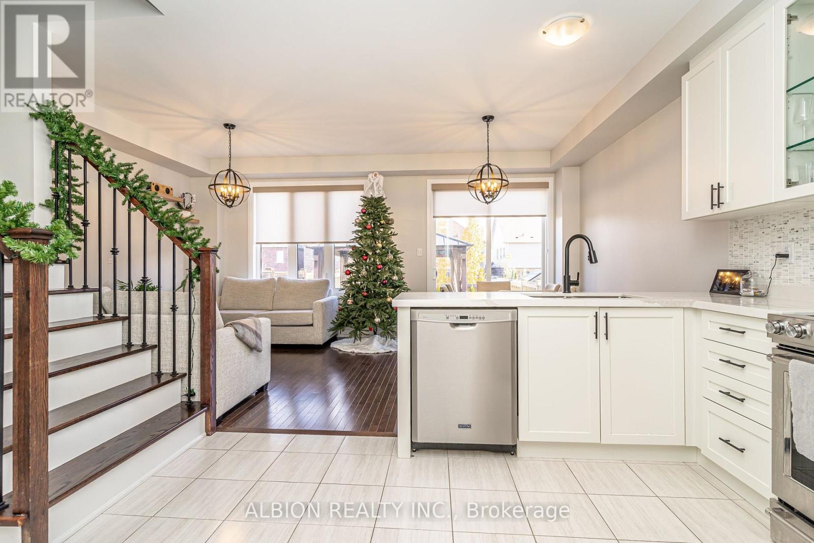 37 Donnan Drive, New Tecumseth, Ontario  L0G 1W0 - Photo 6 - N12559370