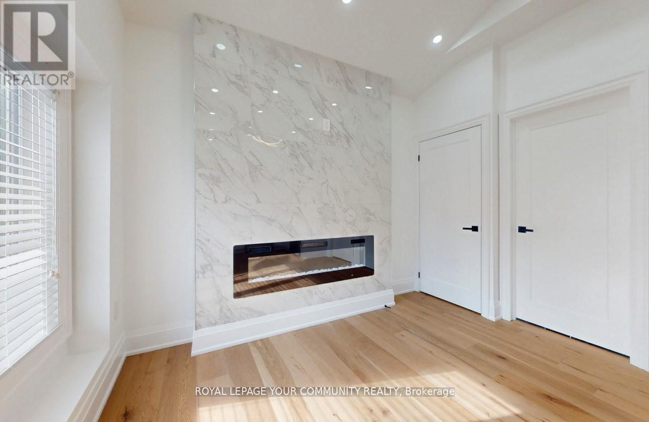 Unit 3 - 12 Kemano Street, Aurora, Ontario  L4G 2Y1 - Photo 4 - N12559414