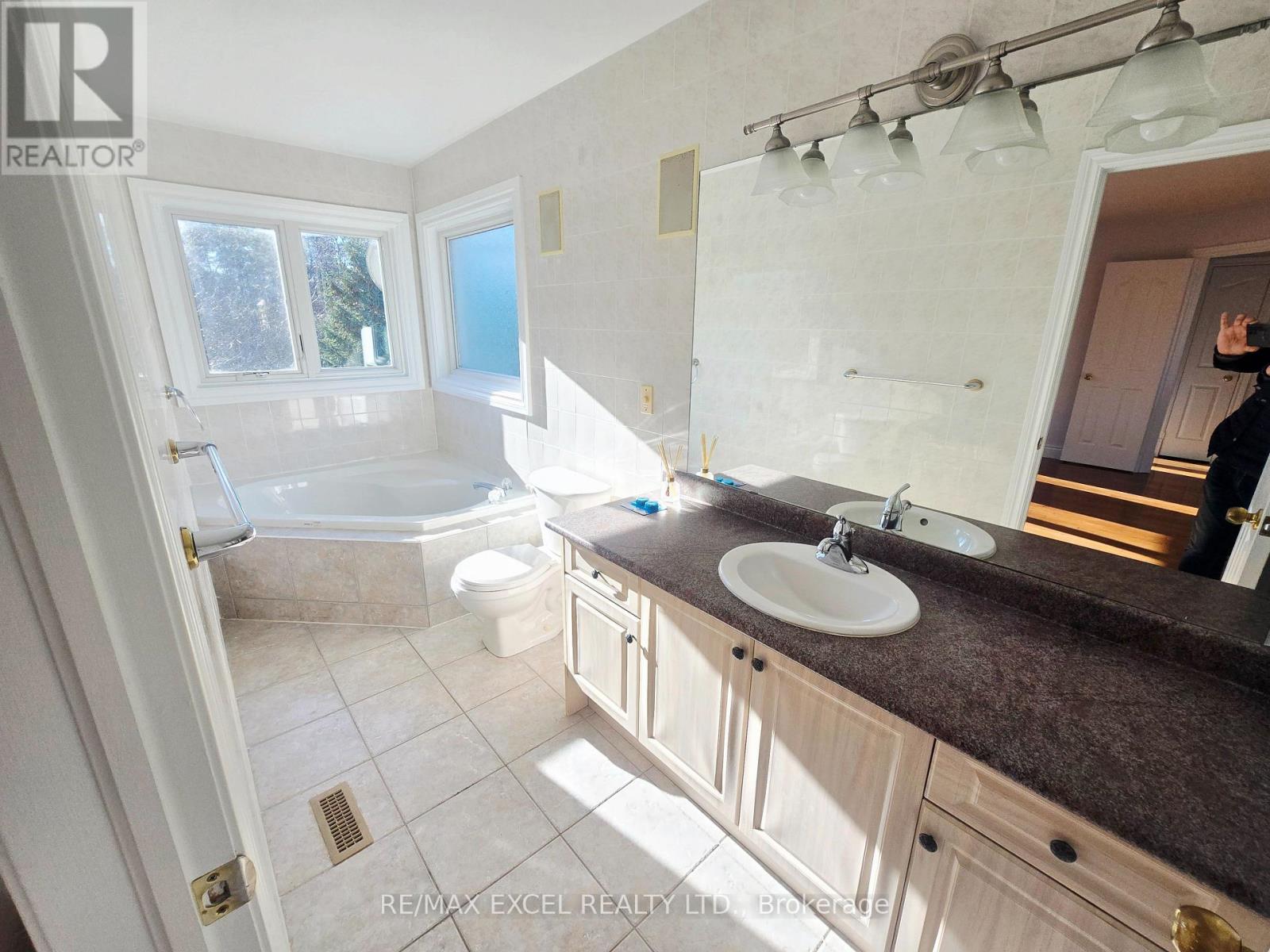 Upper Level - 133 Humberland Drive, Richmond Hill, Ontario  L4E 3Y7 - Photo 17 - N12559480