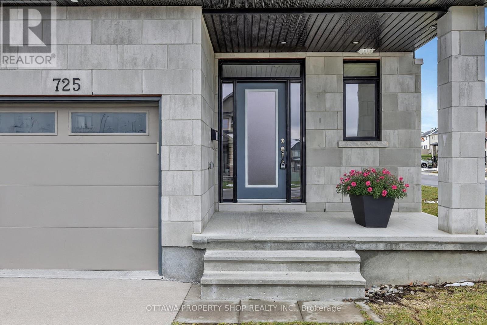 725 Odyssey Way, Ottawa, Ontario  K1T 4R5 - Photo 2 - X12559552