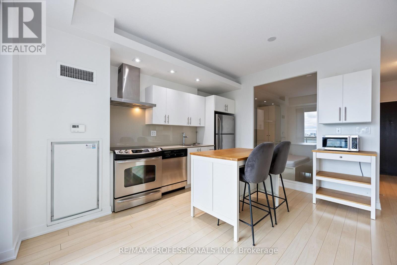 1431 - 165 Legion Road N, Toronto, Ontario  M8Y 0B3 - Photo 10 - W12559384