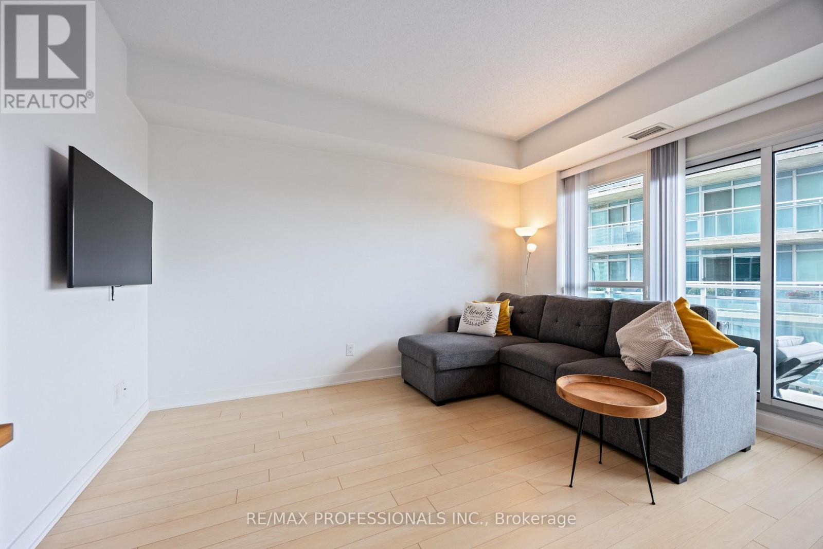 1431 - 165 Legion Road N, Toronto, Ontario  M8Y 0B3 - Photo 3 - W12559384