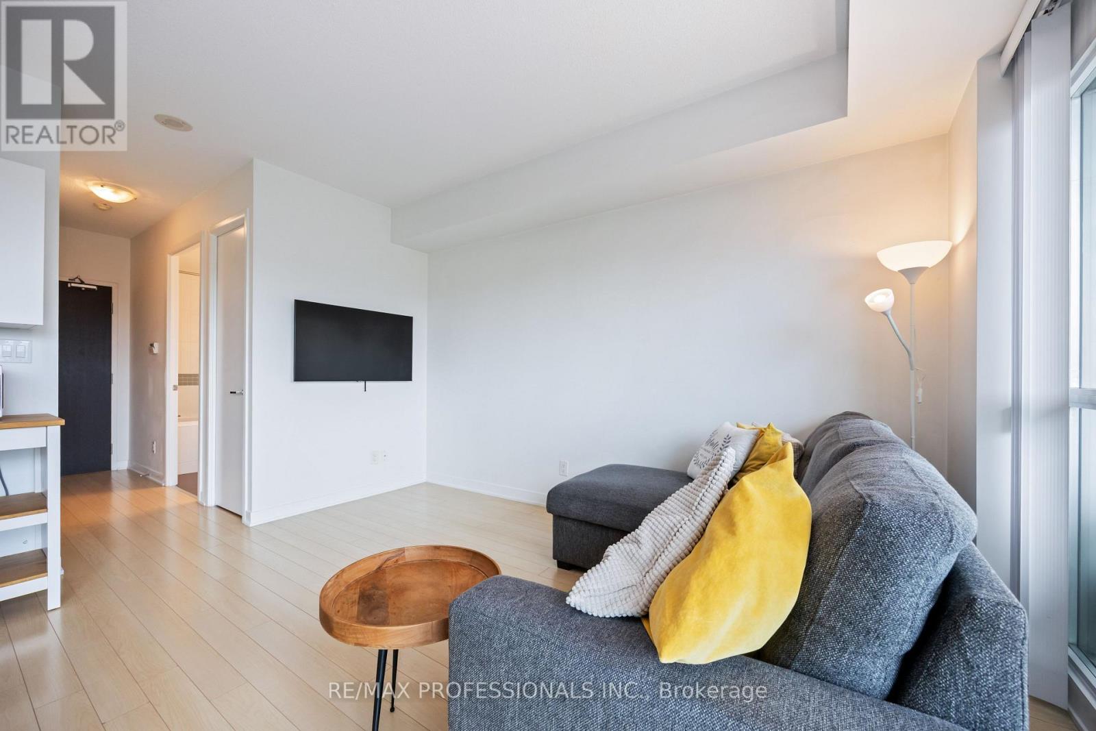 1431 - 165 Legion Road N, Toronto, Ontario  M8Y 0B3 - Photo 4 - W12559384