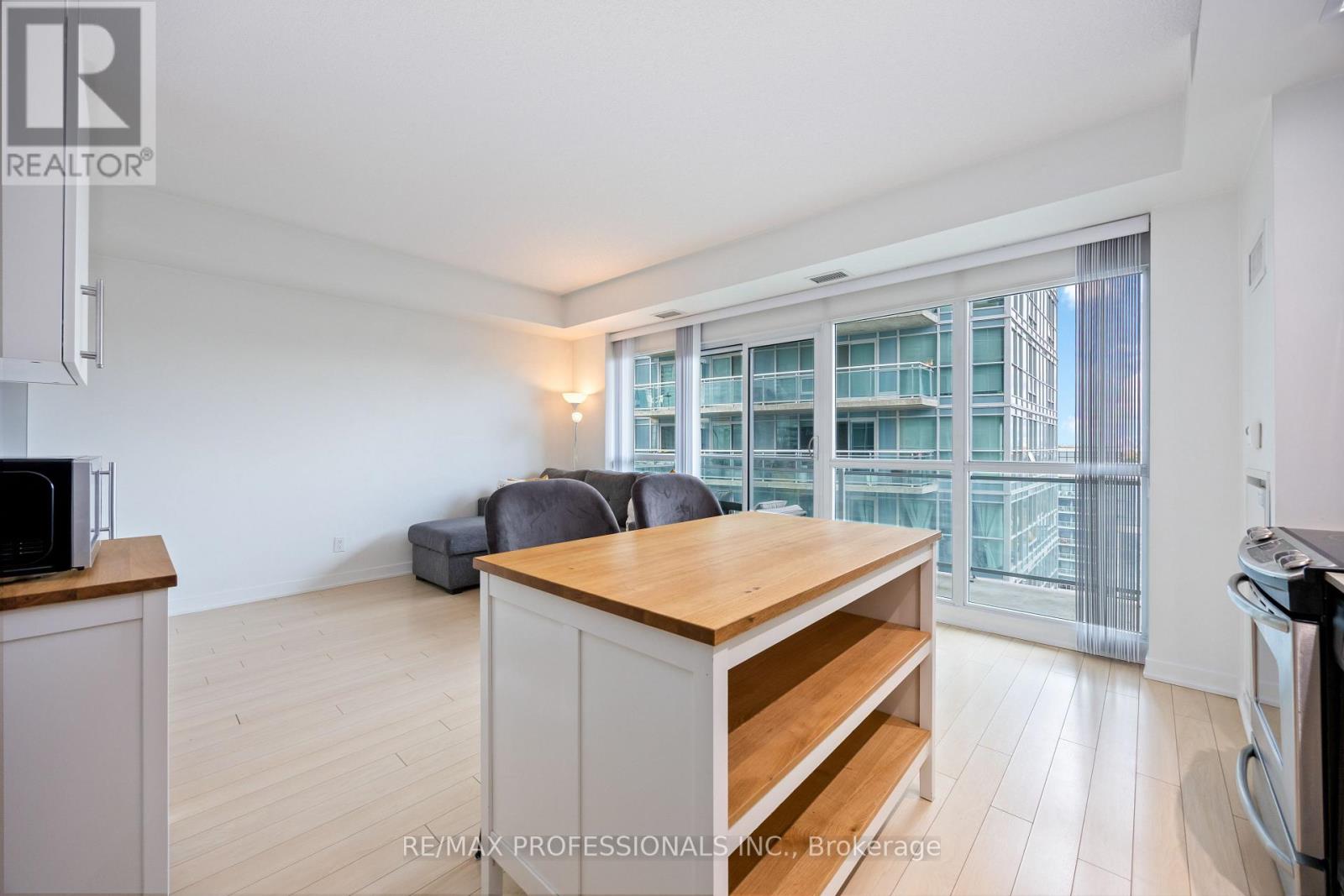 1431 - 165 Legion Road N, Toronto, Ontario  M8Y 0B3 - Photo 6 - W12559384