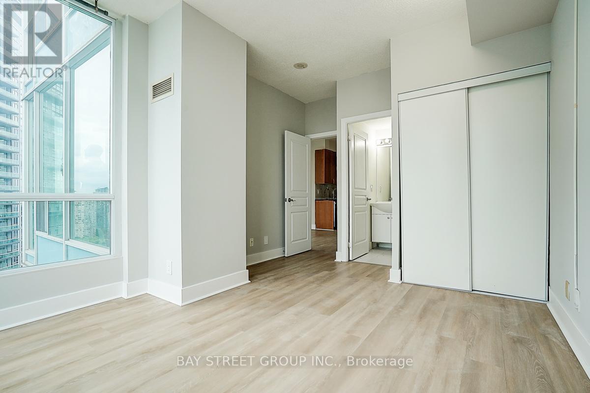 2004 - 3939 Duke Of York Boulevard, Mississauga, Ontario  L5B 4N2 - Photo 11 - W12559388