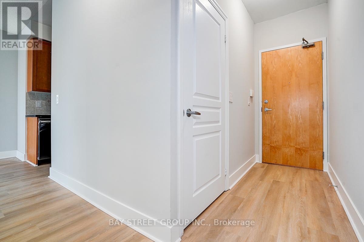 2004 - 3939 Duke Of York Boulevard, Mississauga, Ontario  L5B 4N2 - Photo 4 - W12559388