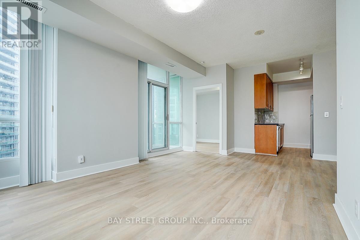 2004 - 3939 Duke Of York Boulevard, Mississauga, Ontario  L5B 4N2 - Photo 9 - W12559388