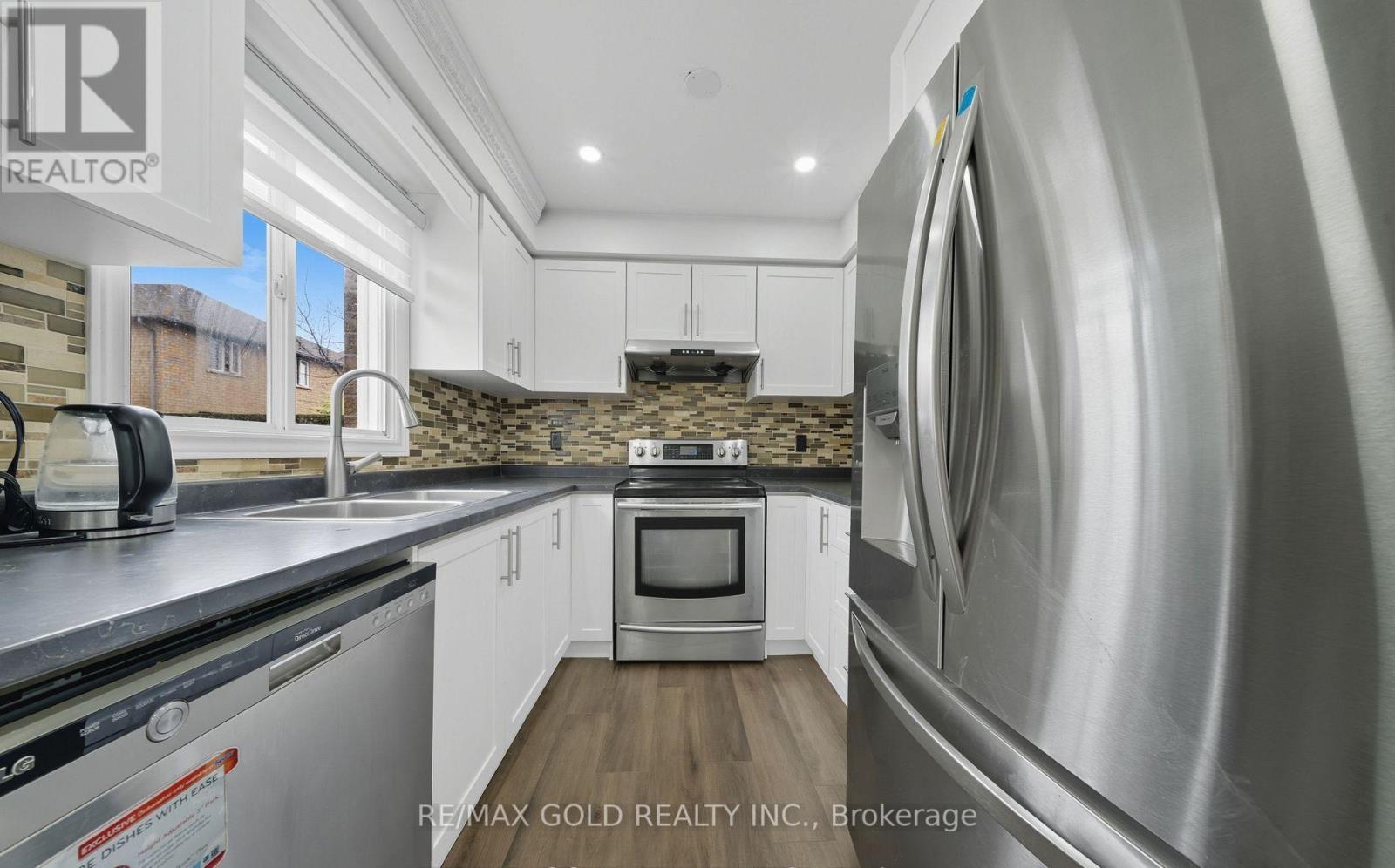 11 Flatlands Way, Brampton, Ontario  L6R 2B5 - Photo 10 - W12559498