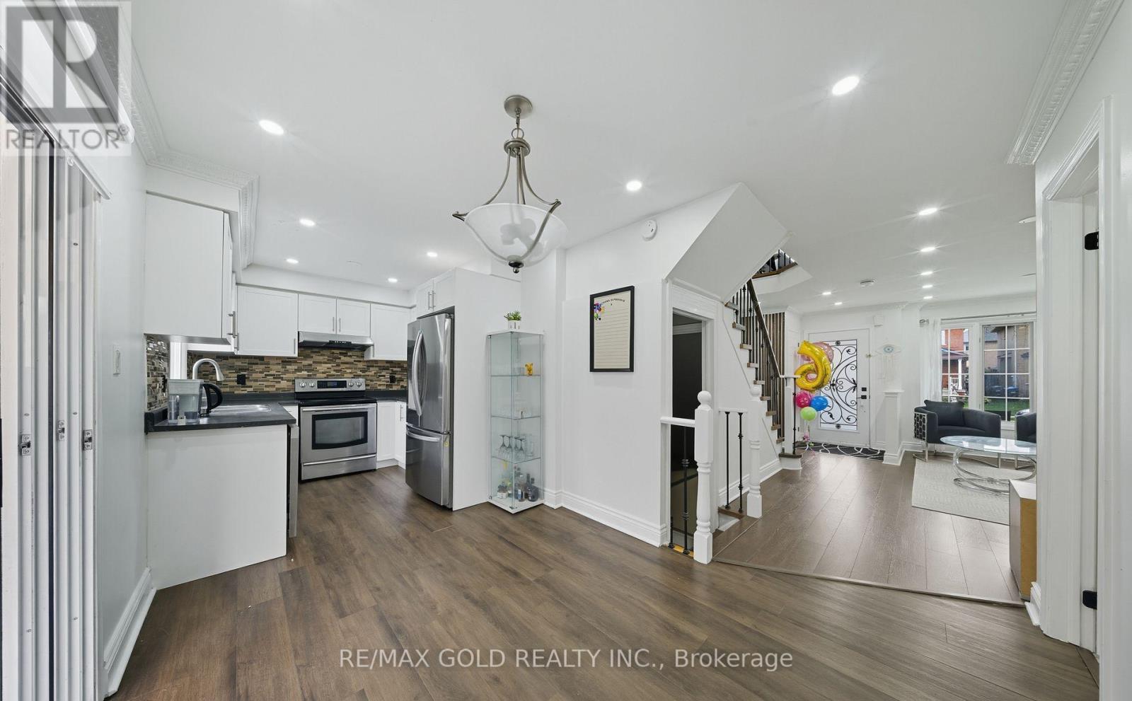 11 Flatlands Way, Brampton, Ontario  L6R 2B5 - Photo 9 - W12559498