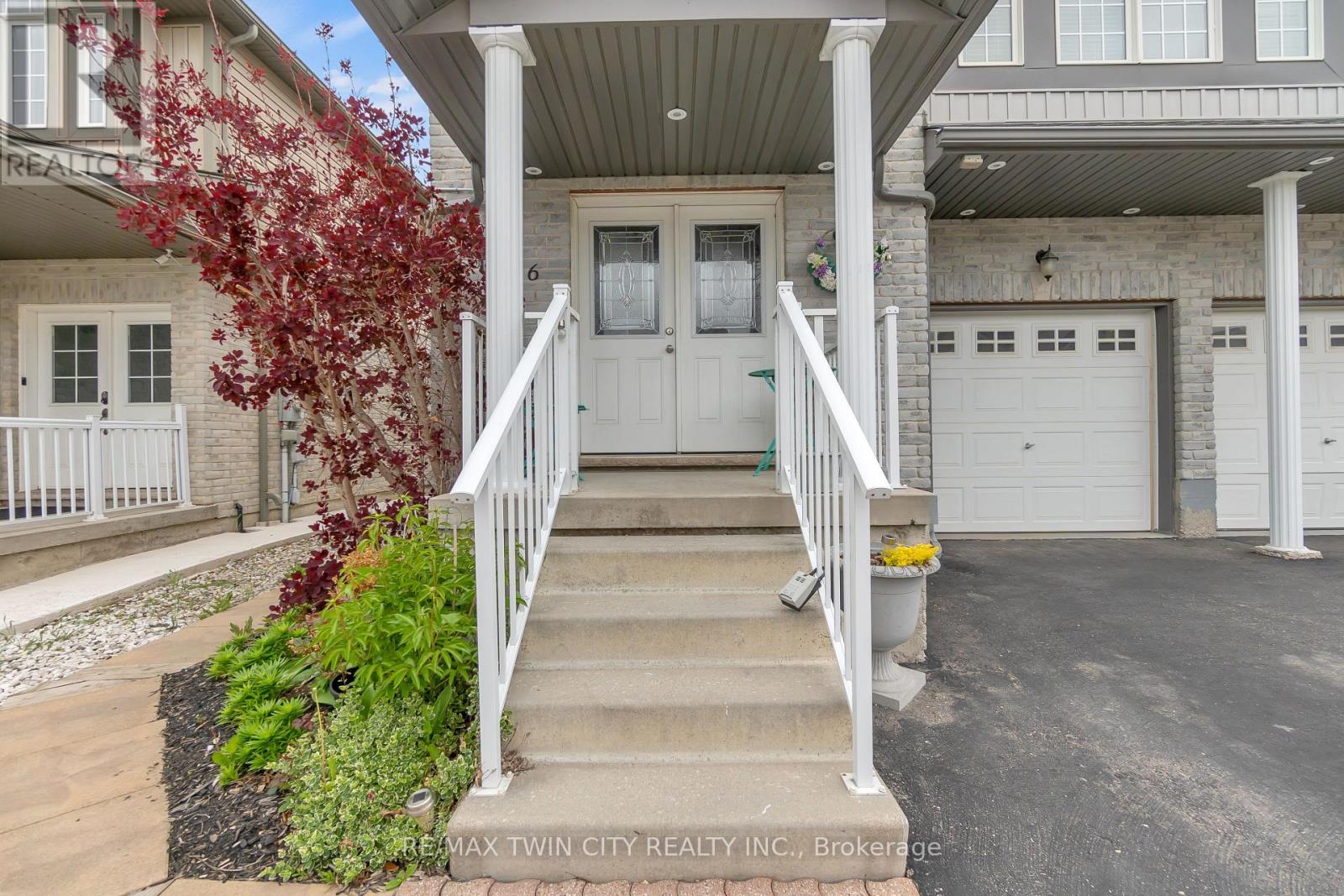 46 Woodbine Avenue, Kitchener, Ontario  N2R 1V1 - Photo 2 - X12559452