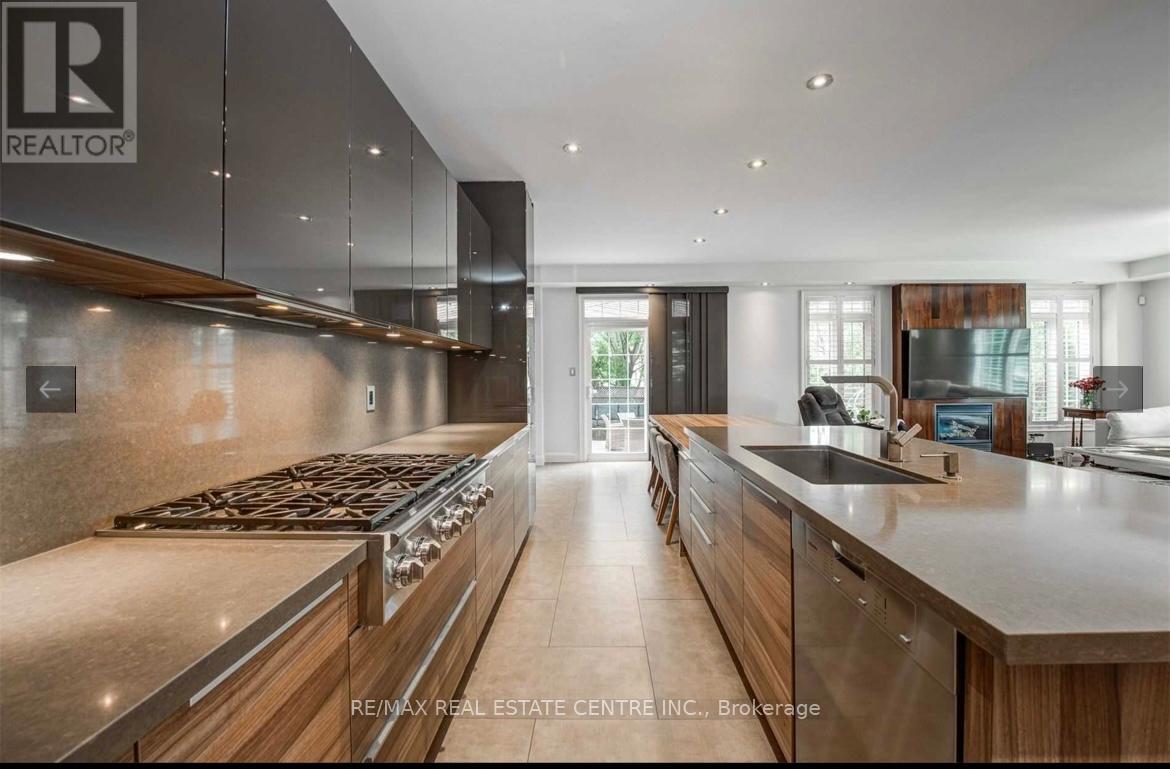 87 Great Lakes Boulevard S, Oakville, Ontario  L6L 6V7 - Photo 10 - W12559268