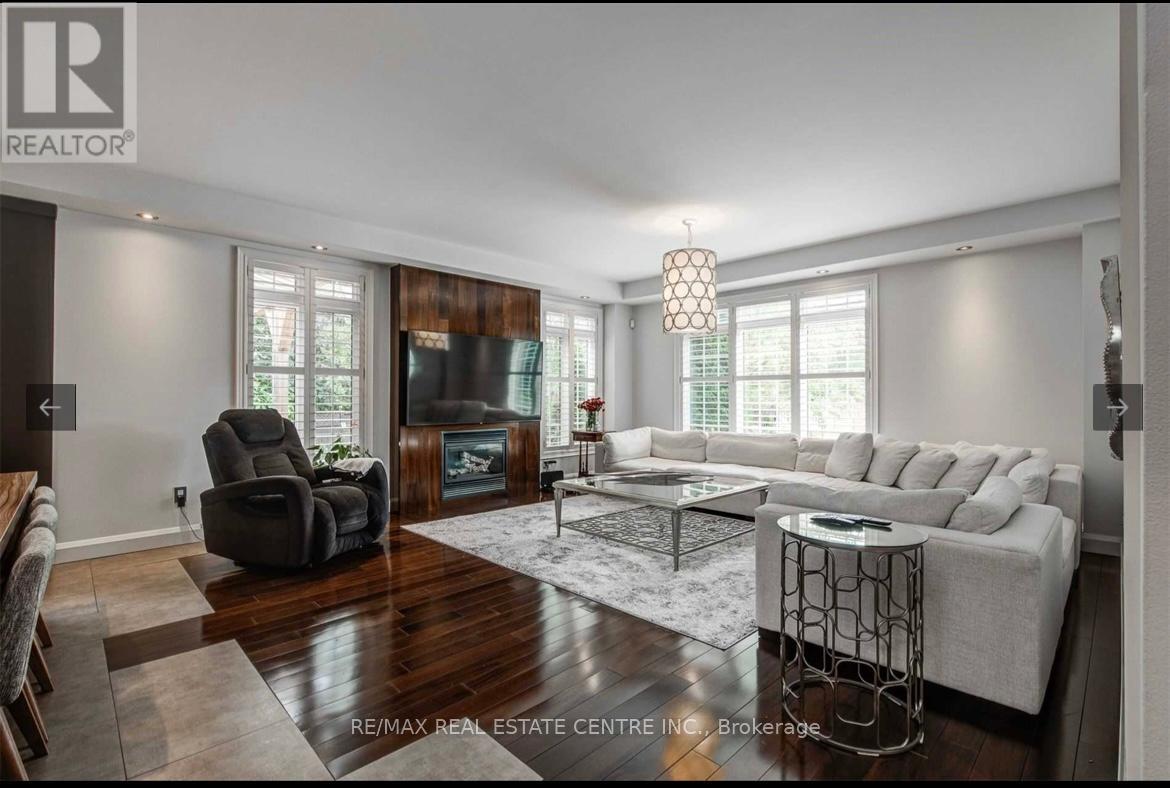 87 Great Lakes Boulevard S, Oakville, Ontario  L6L 6V7 - Photo 4 - W12559268