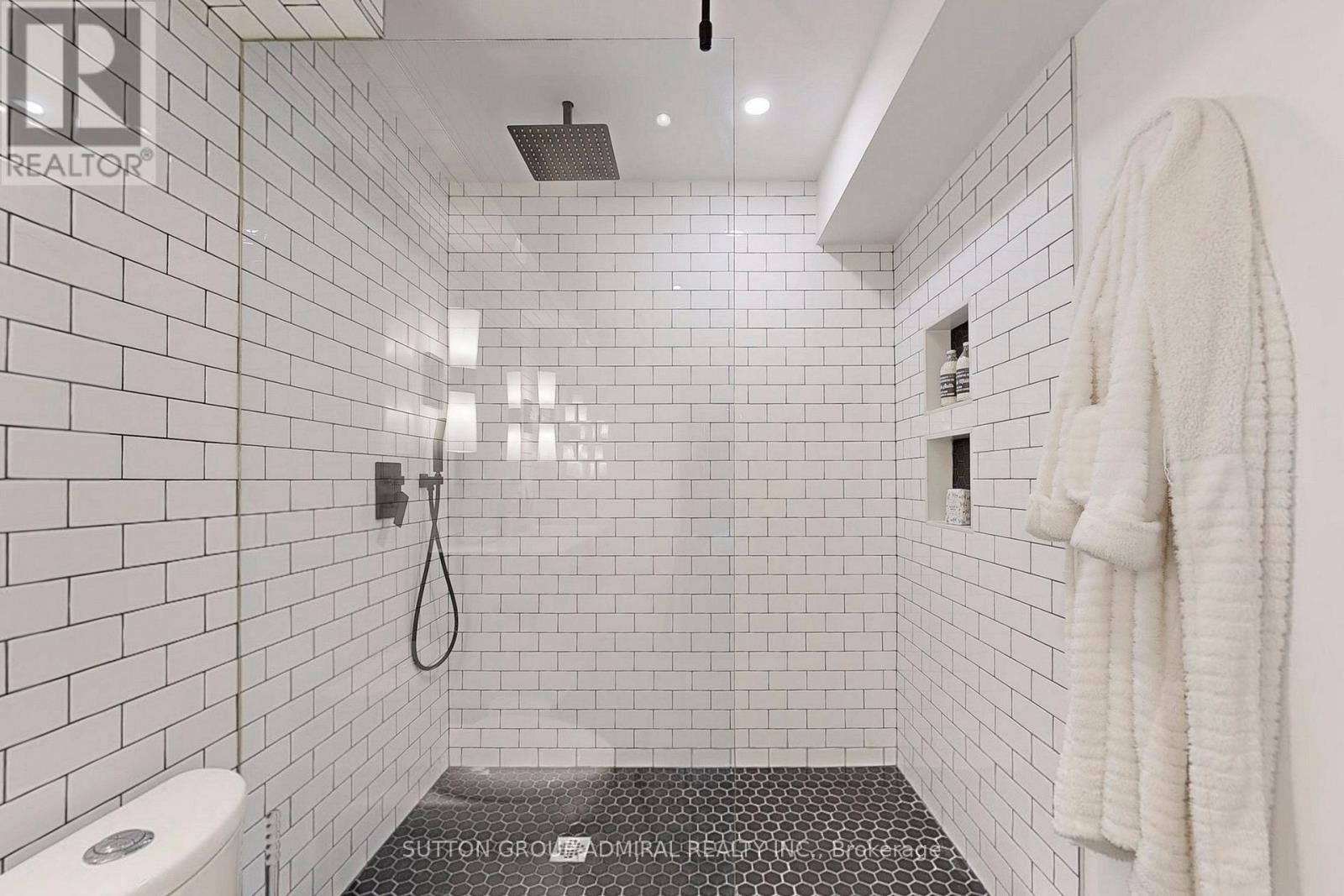 18 Leroy Avenue, Toronto, Ontario  M4J 4G7 - Photo 26 - E12559628