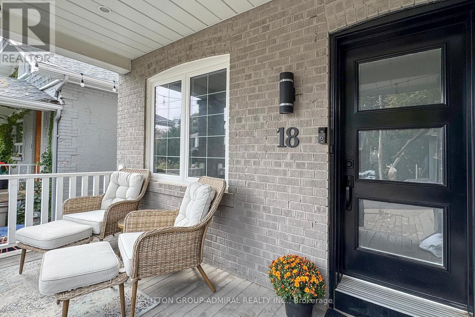 18 Leroy Avenue, Toronto, Ontario  M4J 4G7 - Photo 3 - E12559628