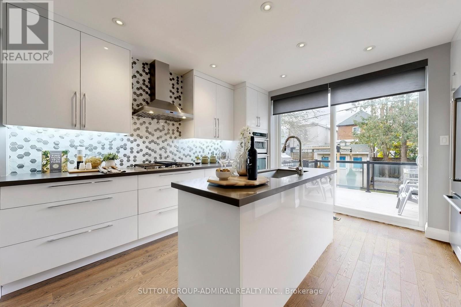 18 Leroy Avenue, Toronto, Ontario  M4J 4G7 - Photo 9 - E12559628