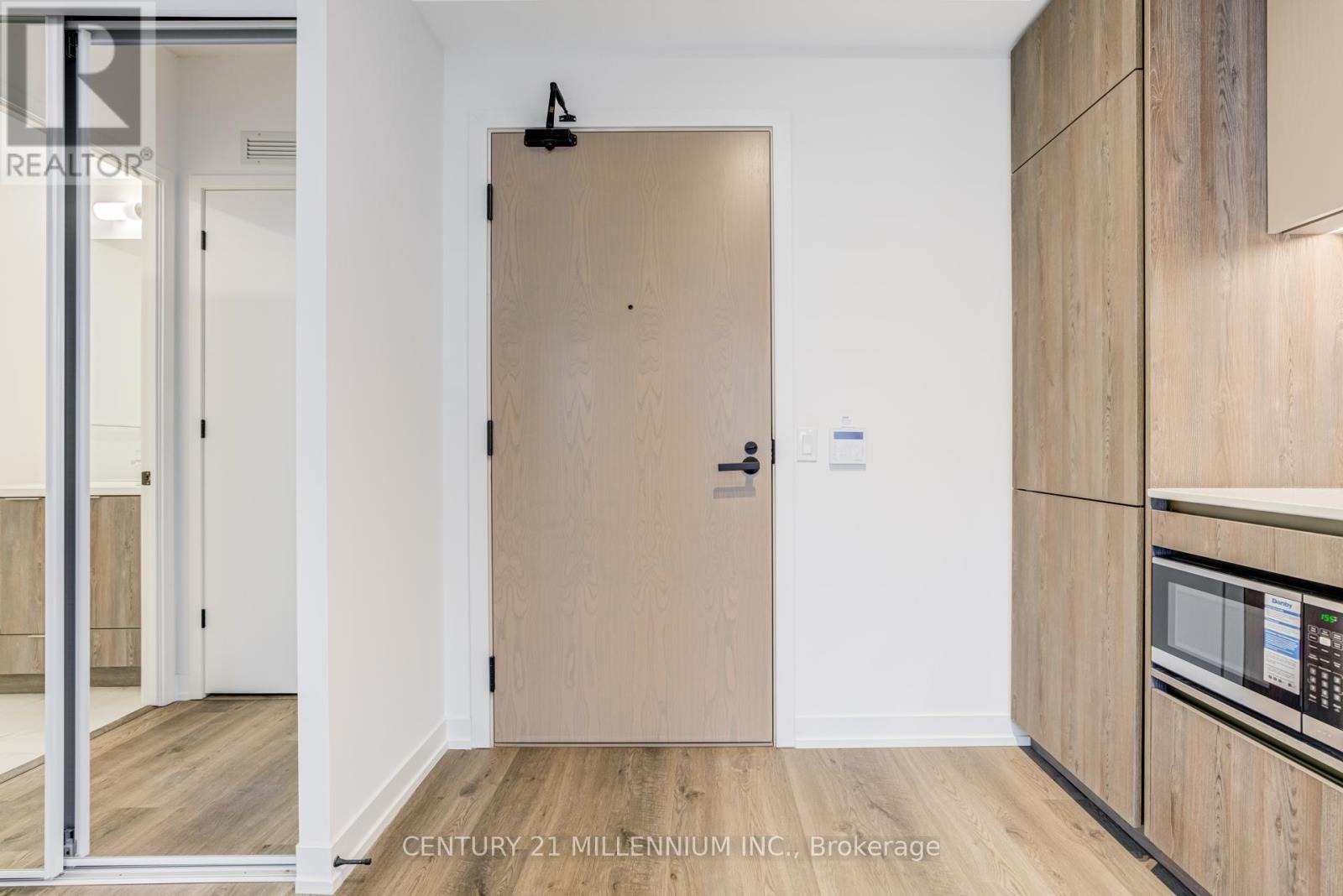 8 Interchange Way, Vaughan, Ontario  L4K 5Z7 - Photo 4 - N12559624