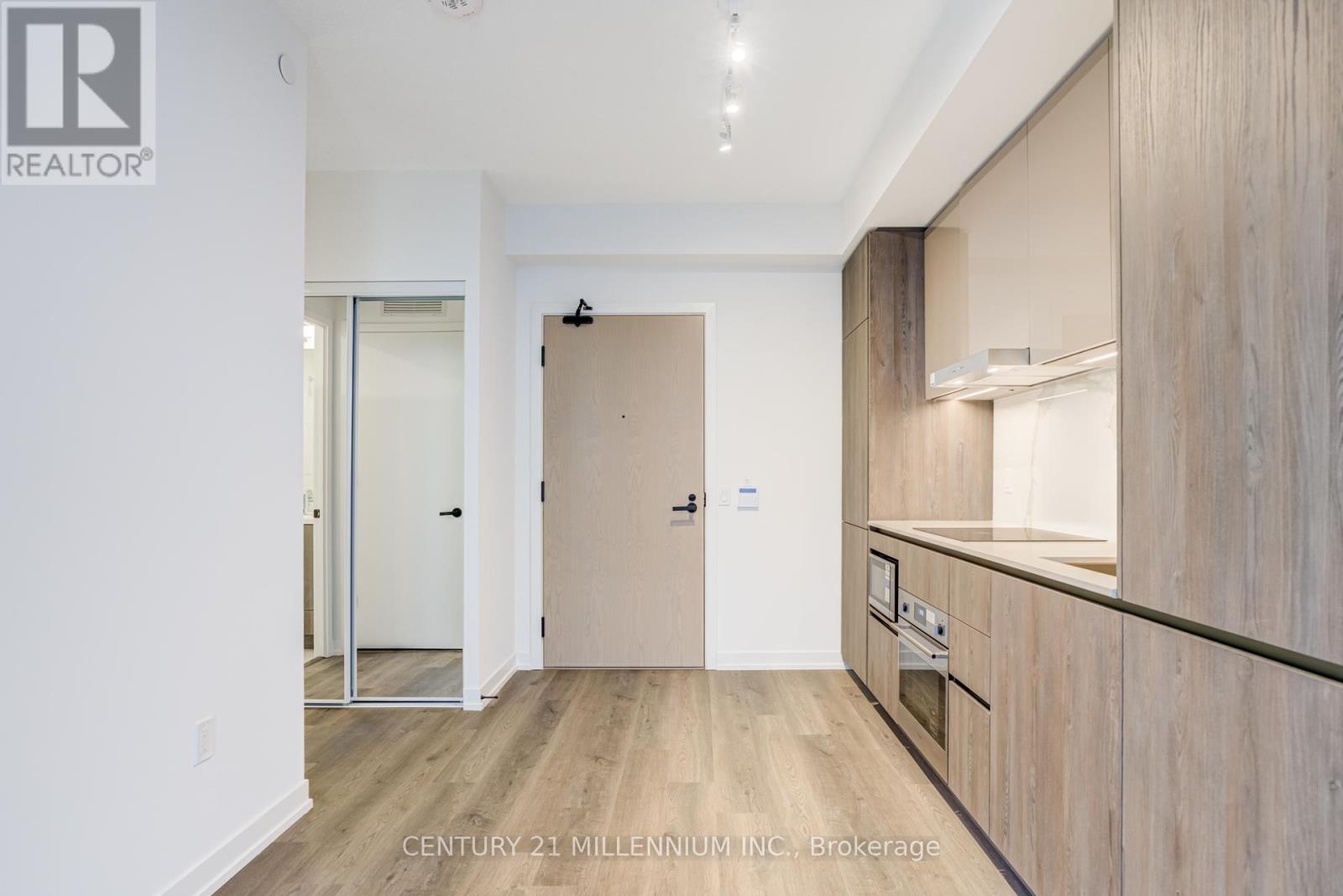 8 Interchange Way, Vaughan, Ontario  L4K 5Z7 - Photo 5 - N12559624