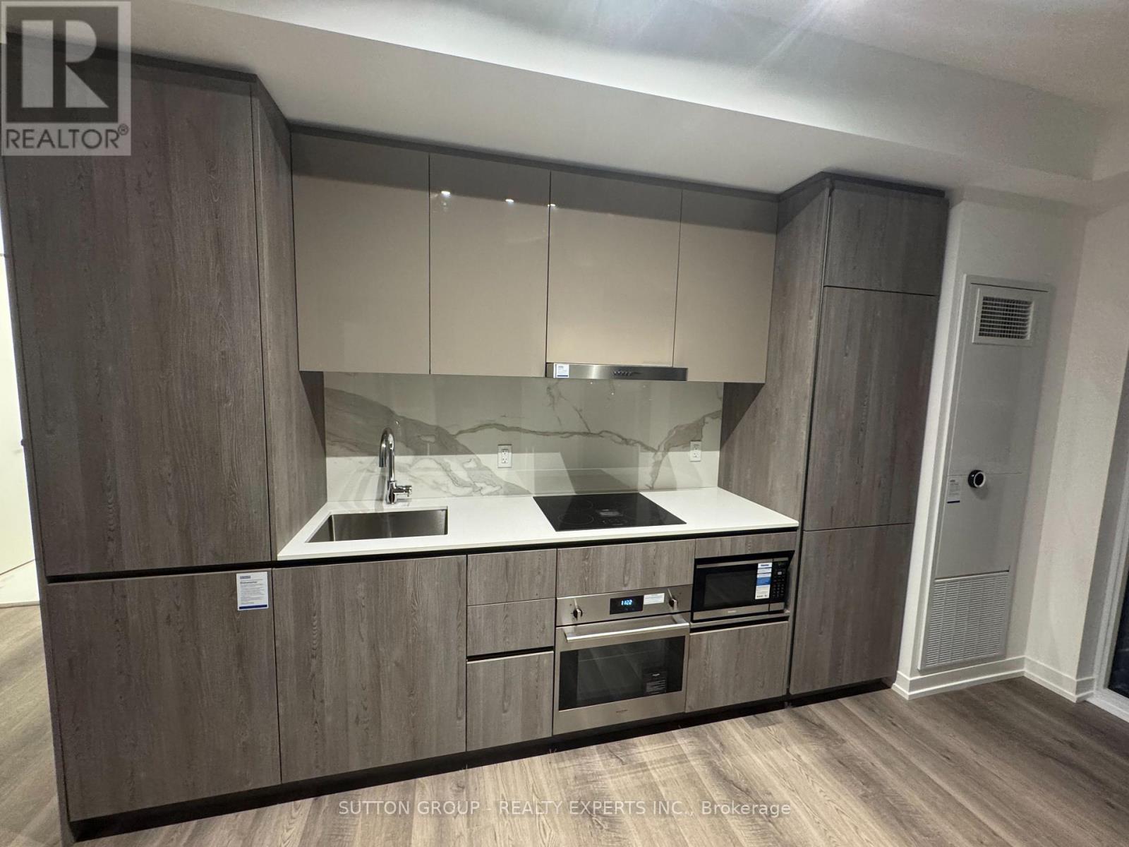 1102 - 8 Interchange Way, Vaughan, Ontario  L4K 0R2 - Photo 2 - N12559626