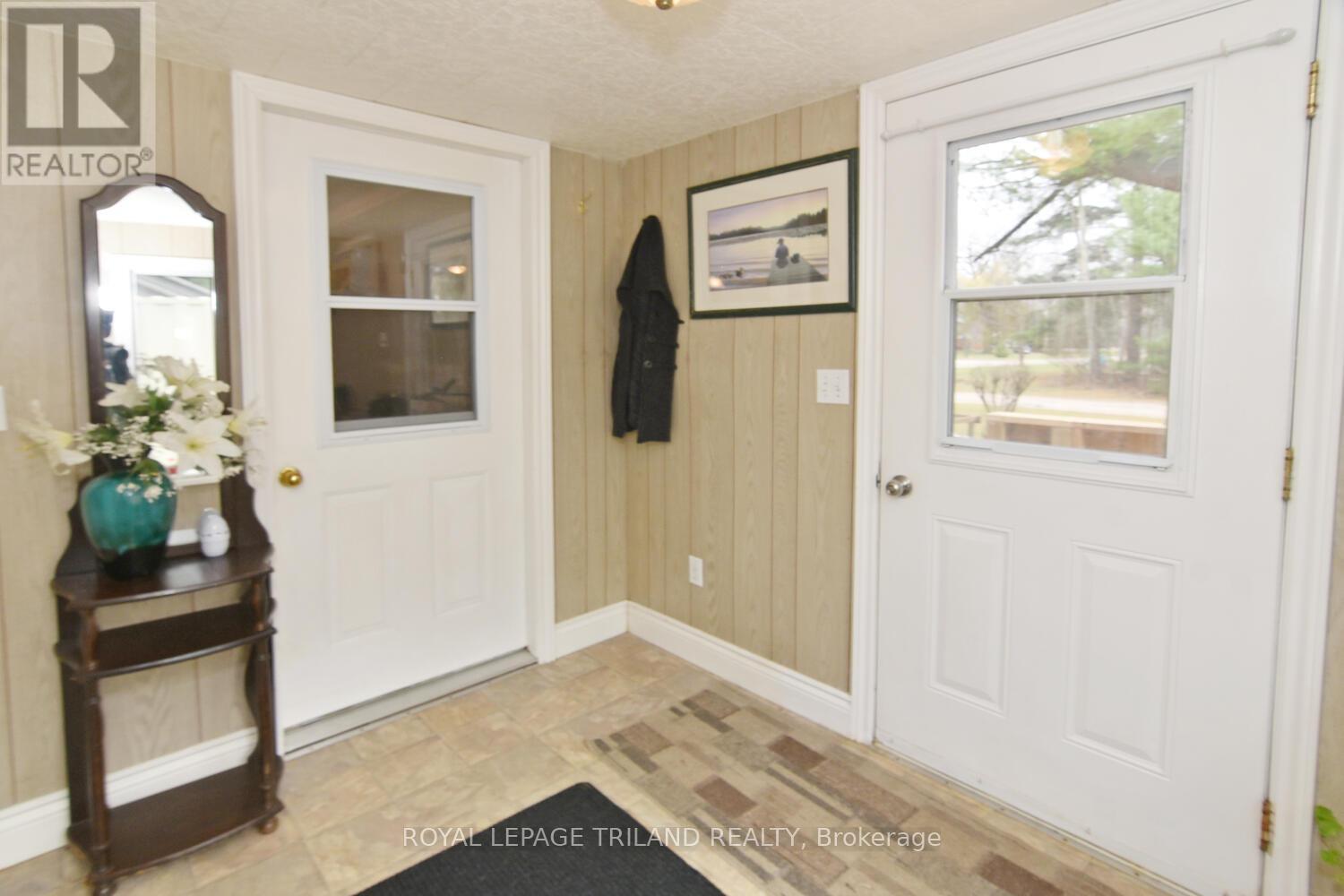 9599 Pleasant Road, Lambton Shores, Ontario  N0N 1J1 - Photo 7 - X12559754