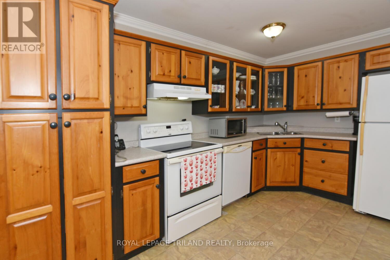 9599 Pleasant Road, Lambton Shores, Ontario  N0N 1J1 - Photo 8 - X12559754