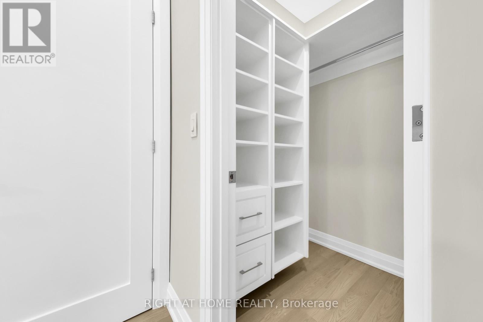 78 Bowie Avenue, Toronto, Ontario  M6E 2P5 - Photo 7 - W12501534