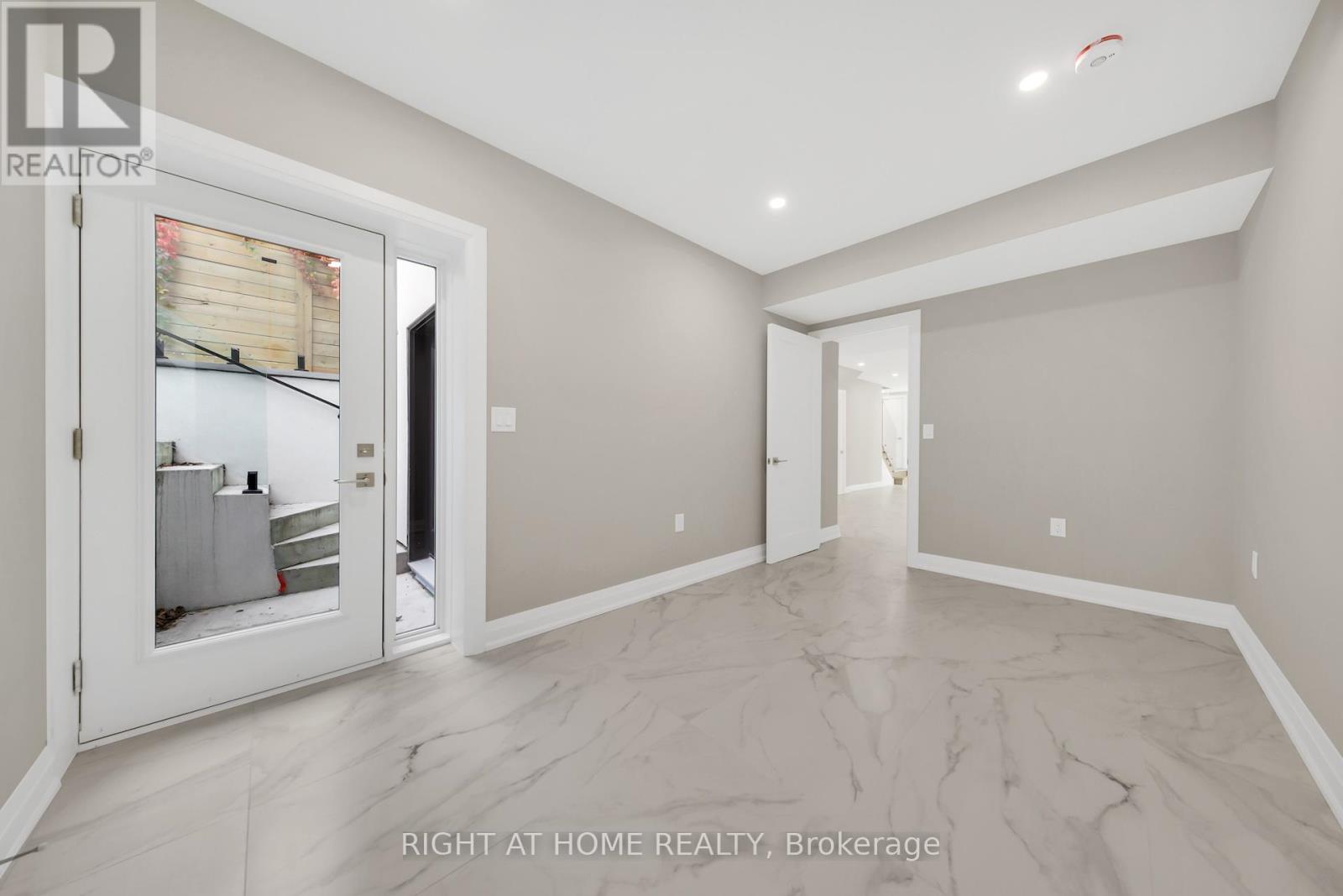 78 Bowie Avenue, Toronto, Ontario  M6E 2P5 - Photo 11 - W12501534