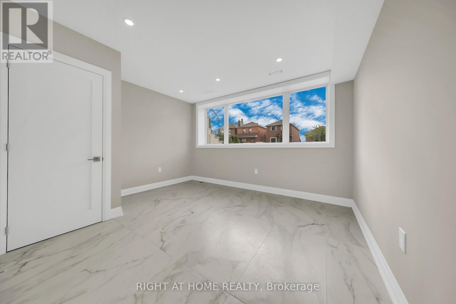 78 Bowie Avenue, Toronto, Ontario  M6E 2P5 - Photo 16 - W12501534