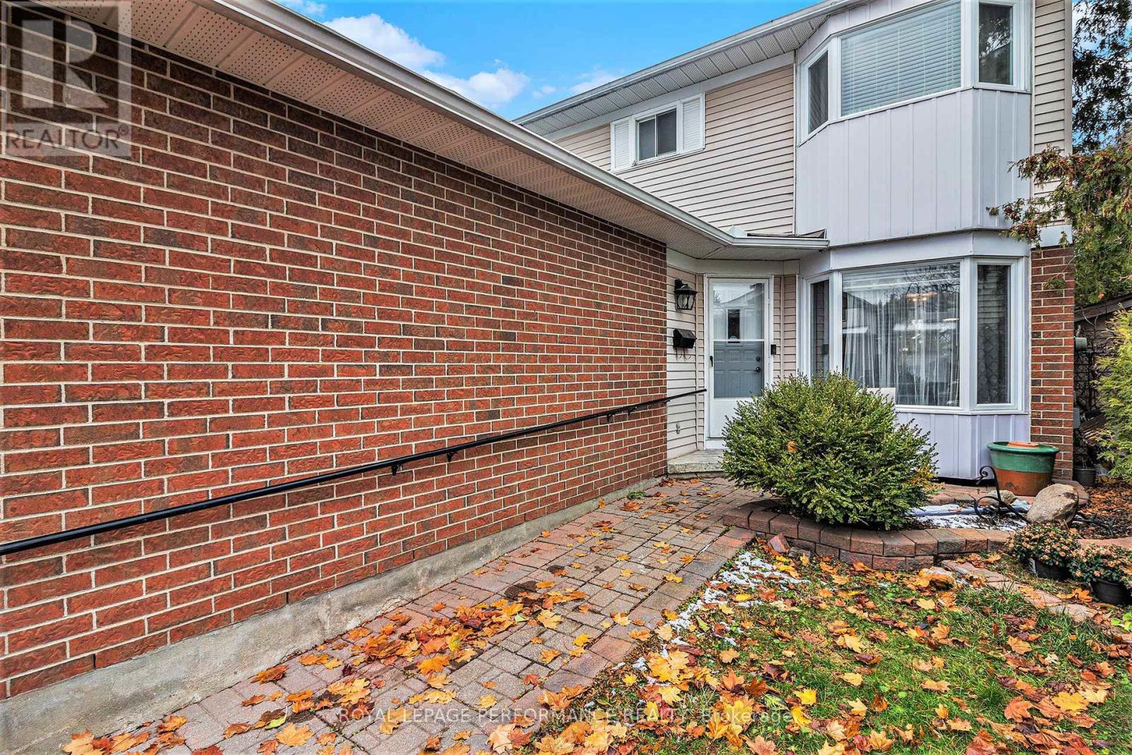 6349 St Louis Drive, Ottawa, Ontario  K1C 2X9 - Photo 4 - X12559720