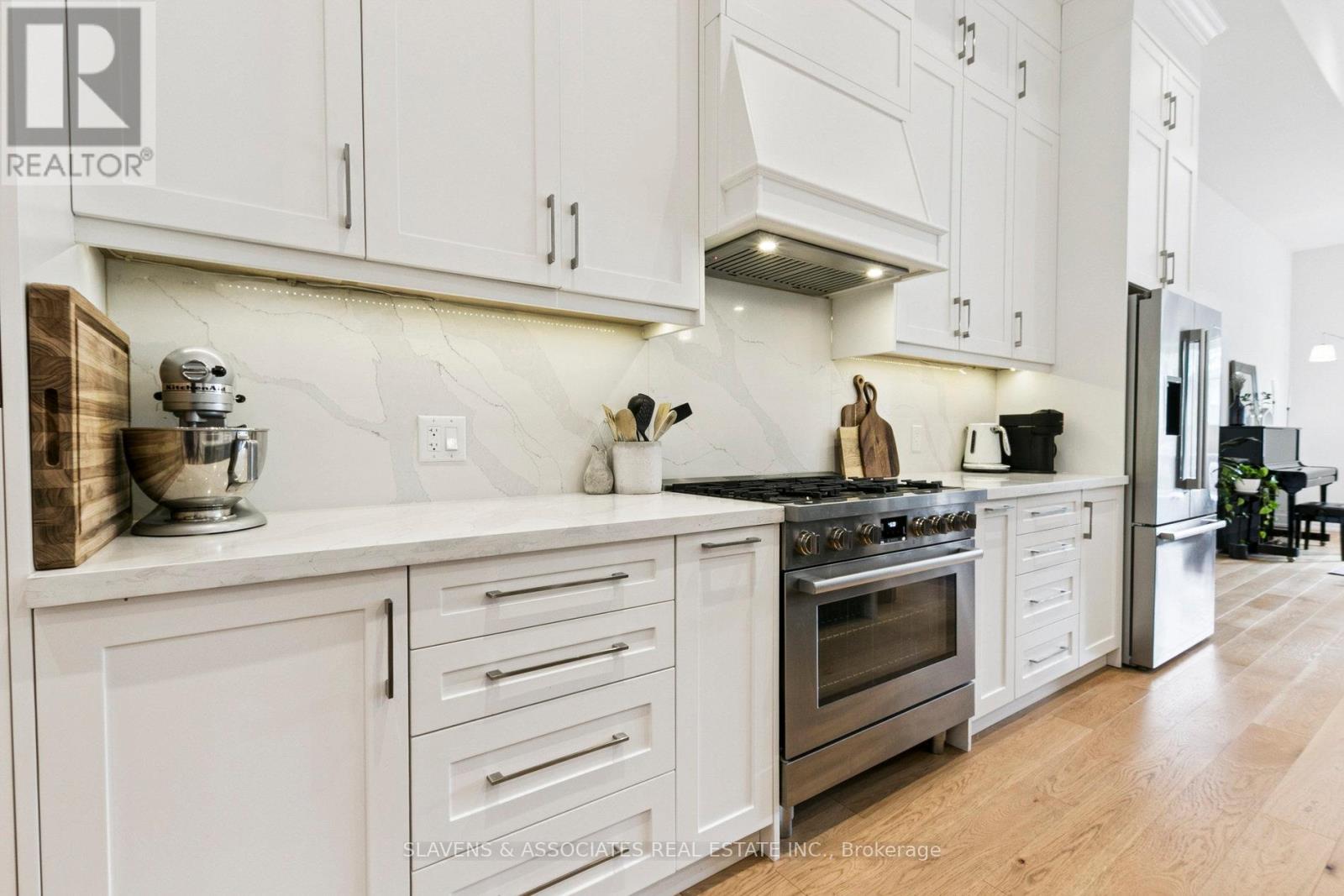 1040 Enola Avenue, Mississauga, Ontario  L5G 4A9 - Photo 5 - W12559608