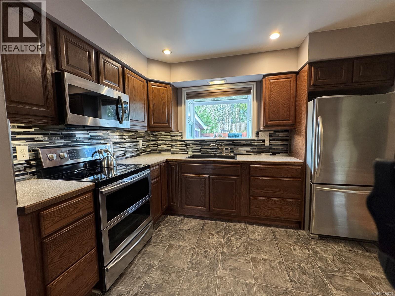 594 Hummingbird Lane, Gold River, British Columbia V0P 1G0 - Photo 3 - 1020755