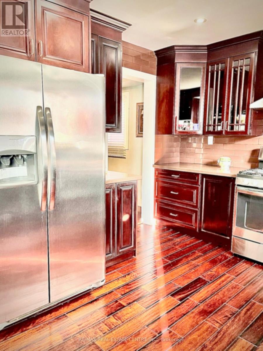 31 Castlehill Road, Brampton, Ontario  L6X 4E3 - Photo 10 - W12547764