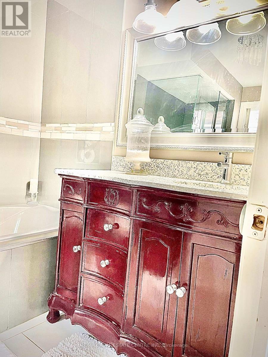 31 Castlehill Road, Brampton, Ontario  L6X 4E3 - Photo 22 - W12547764