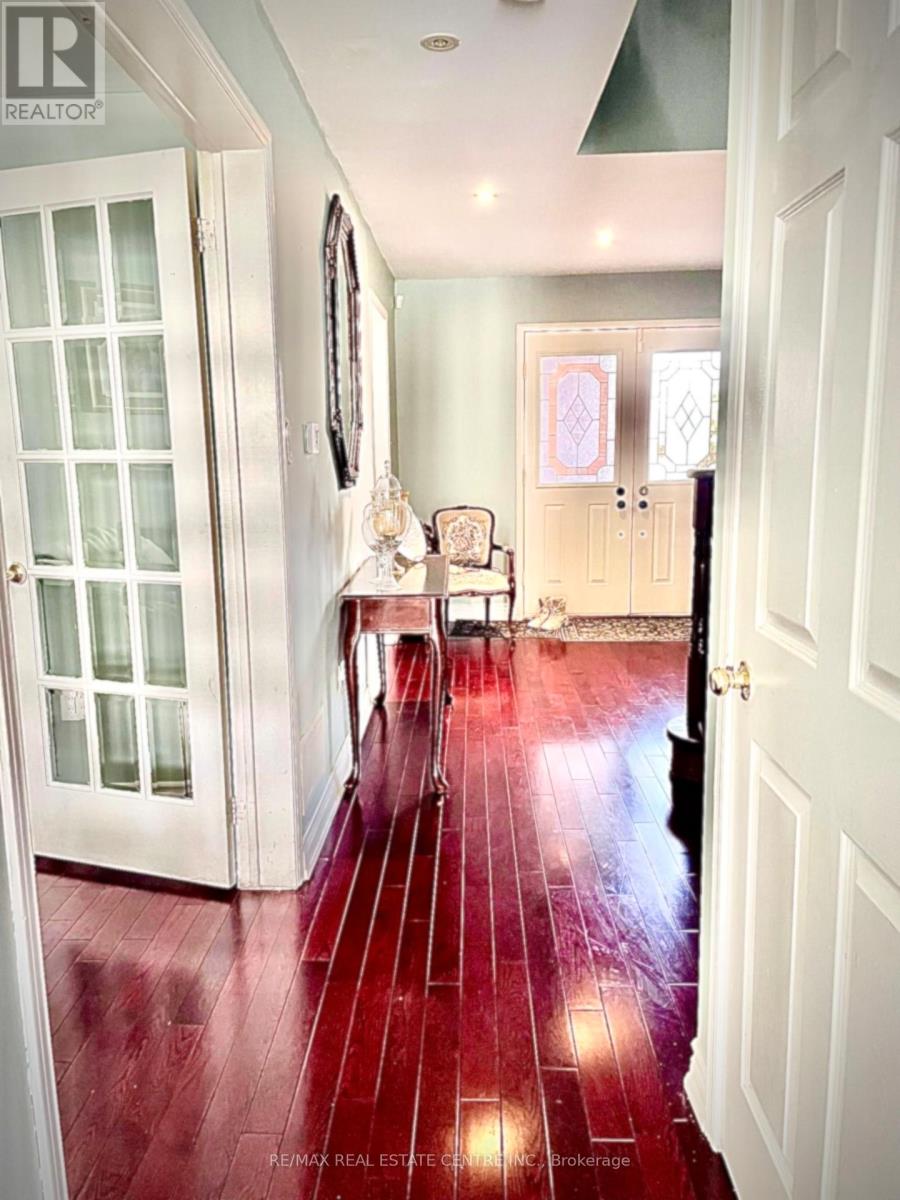 31 Castlehill Road, Brampton, Ontario  L6X 4E3 - Photo 3 - W12547764