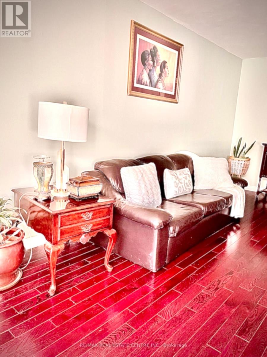 31 Castlehill Road, Brampton, Ontario  L6X 4E3 - Photo 23 - W12547764