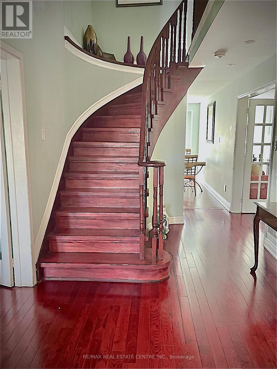 31 Castlehill Road, Brampton, Ontario  L6X 4E3 - Photo 2 - W12547764